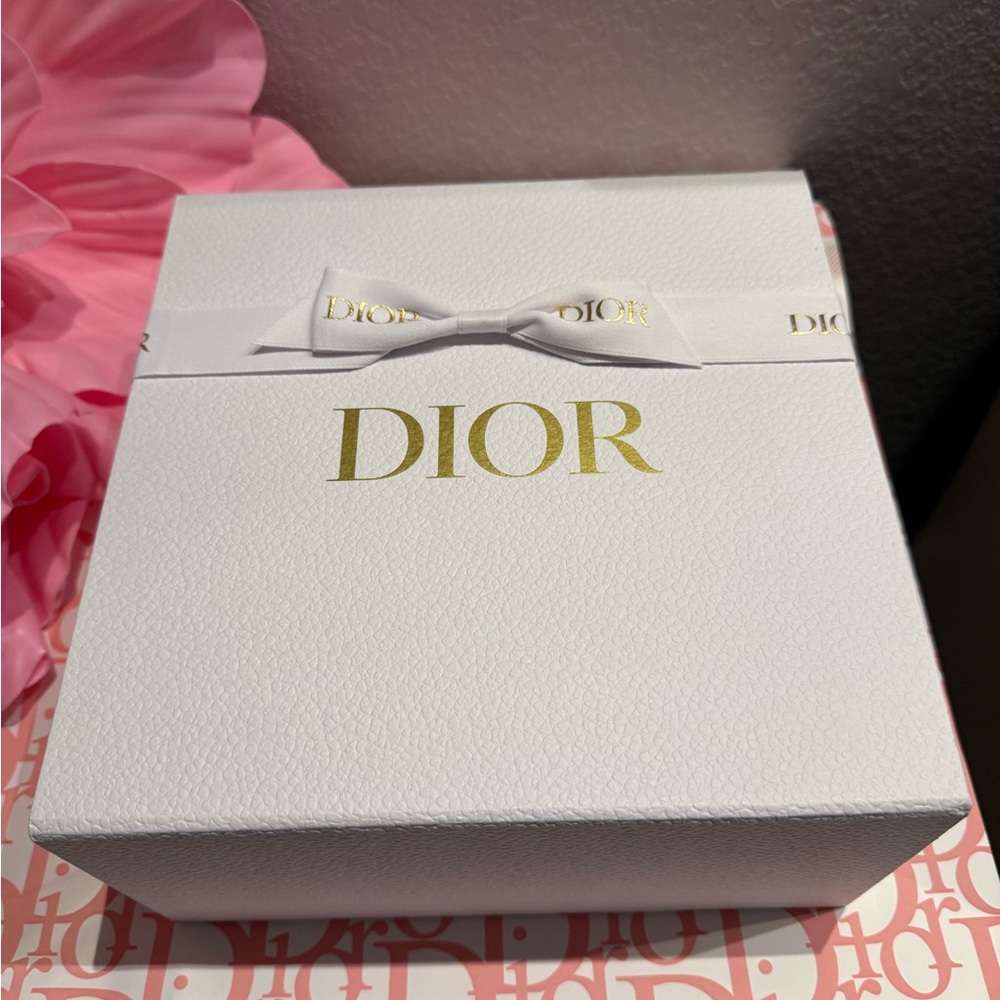 Dior Beauty White Velvet and Gold Cosmetic Bag and Minis - Picture 9 of 9